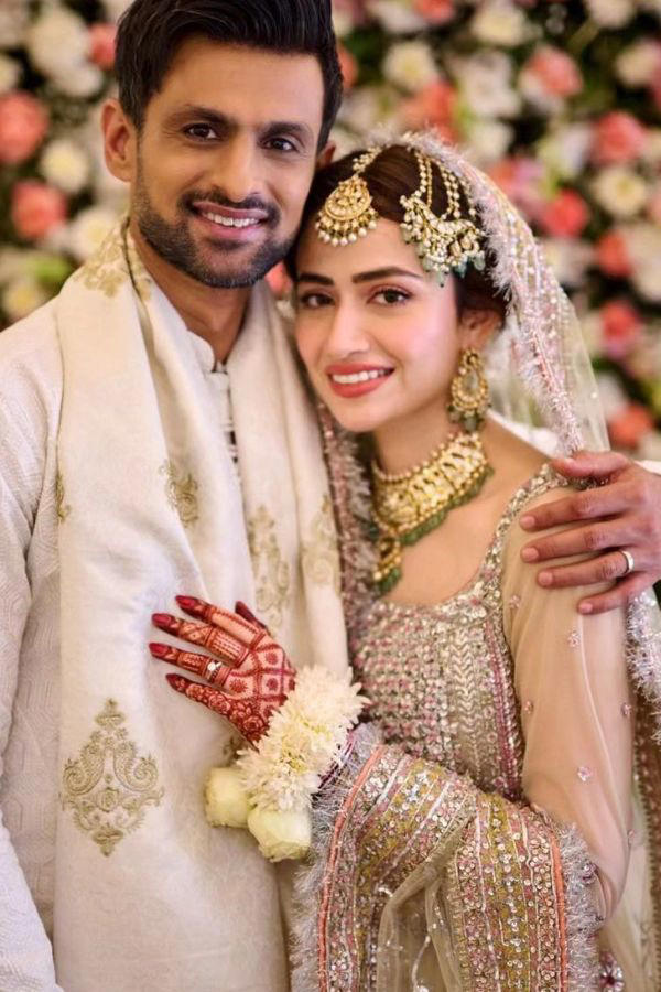 Shoaib Malik and Sana Javed at public event showing distant body language